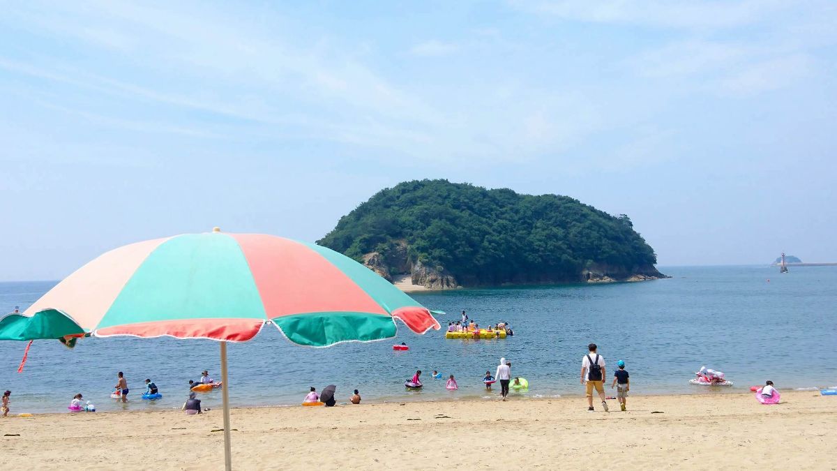 Make the most time for summer activites at Sensuijima Island! “Tomonoura Beach”