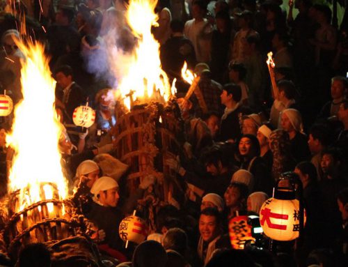Le rituel shintoïste Otebi Shinji – Une procession autour d’une torche géante