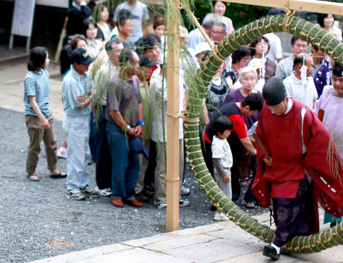 Le rituel Chinowa Kuguri : passer à travers un anneau géant pour se purifier