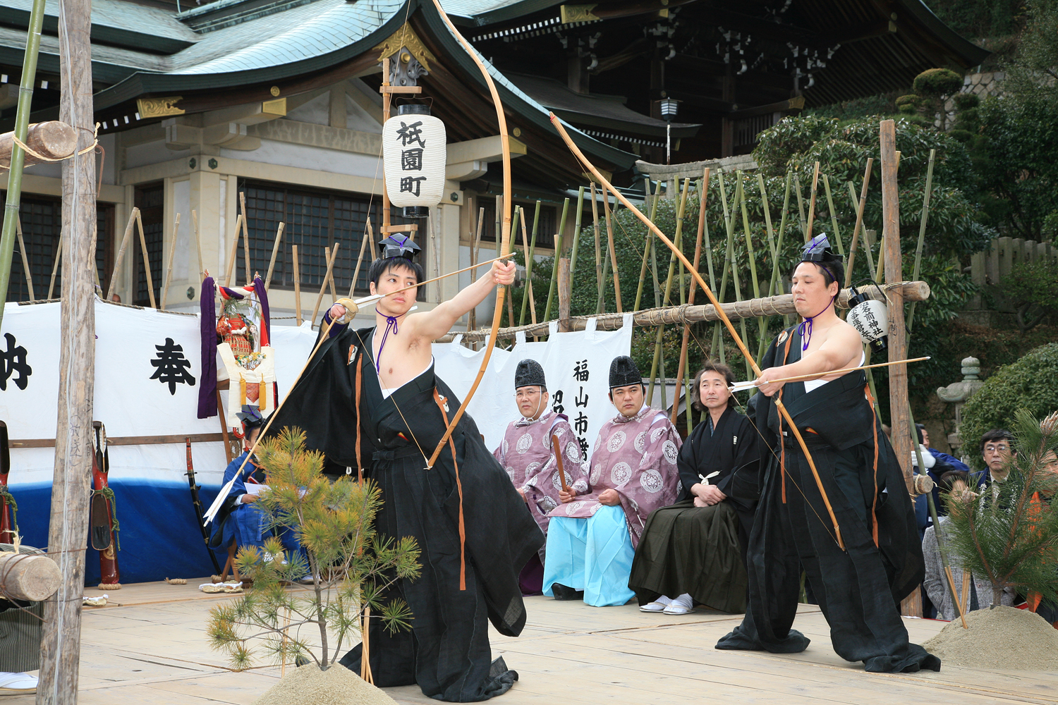 「ねーろた、ねろた」の囃子言葉が鳴り響き、冬の澄んだ空気のなか2月15日、 お弓神事が斎行されます。